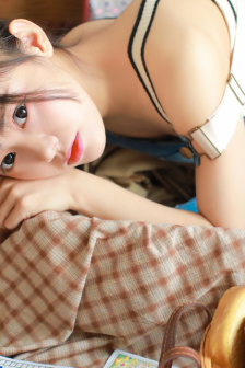 没戴奶罩两个乳头突出来